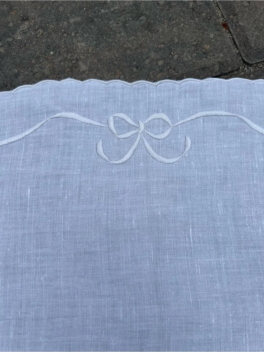 Set of 8 Vintage White Linen Oval Placemats Embroidered Bows & Scalloped Edges